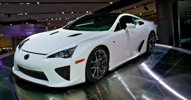 Lexus LF-A : Lexus fait parler la poudre