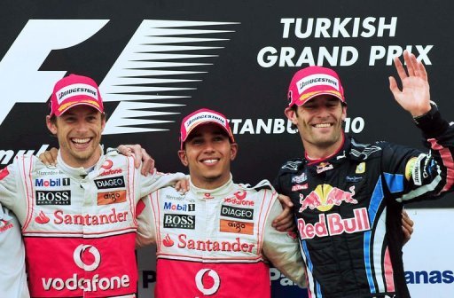 (de G à D) Jenson Button, Lewis Hamilton et l'Australien Mark Webber sur le podium du Grand Prix de Formule 1 de Turquie à Istanbul, le 30 mai 2010