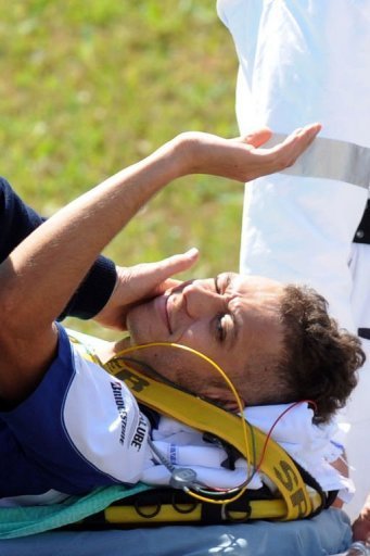 L'Italien Valentino Rossi est emmené sur une civière le 5 juin 2010 après une chute lors des essais libres du GP d'Italie motocycliste