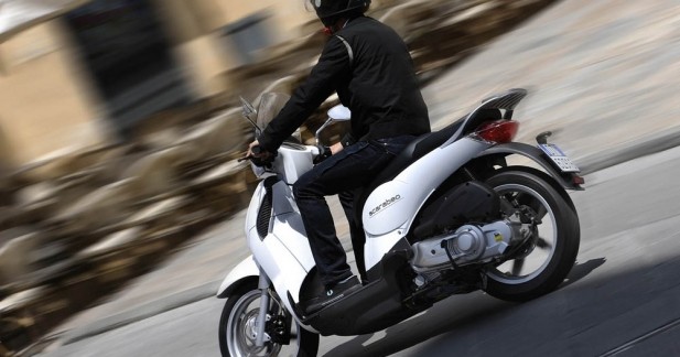 Aprilia Scarabeo 125 i.e. 2012