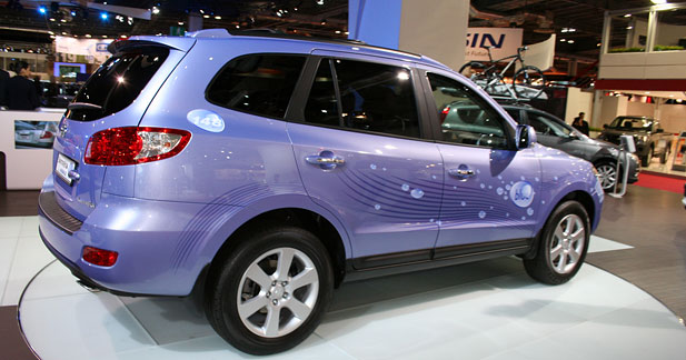 Hyundai Santa Fe Blue Hybrid : un SUV bleu-vert