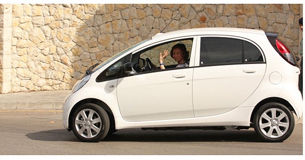 La Reine Sofia d’Espagne, première utilisatrice de la Peugeot iOn.