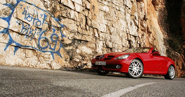 Le Mercedes SLK joue les durs