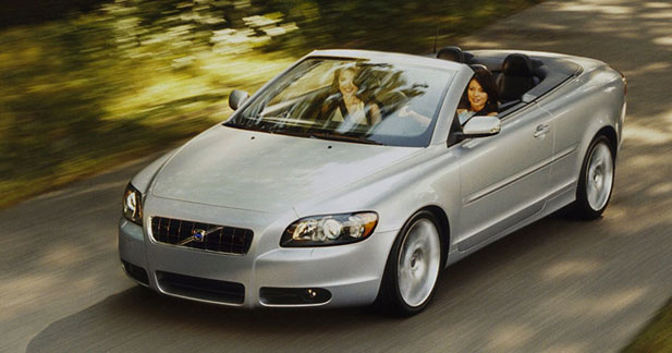 Les femmes à l'honneur au salon du Cabriolet, Coupé et SUV