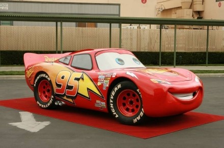 les_heros_de_cars_grandeur_nature_au_mon