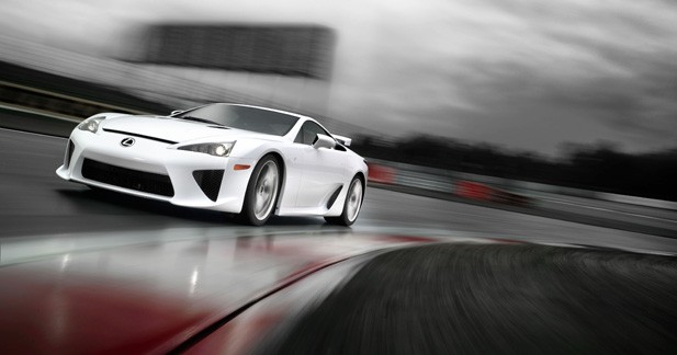 Lexus LFA et Honda FCX Clarity, deux visions du véhicule propre