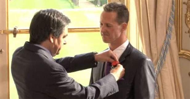 Michael Schumacher reçoit la médaille de la Légion d'Honneur