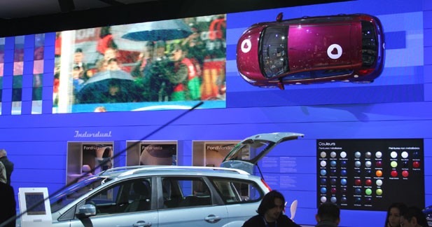Les voitures s'envoient en l'air au Mondial de l'Automobile