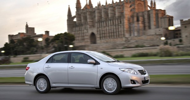 La Toyota Yaris hybride défie la Honda Insight