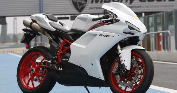Une Ducati 848 EVO pour débuter sur piste ?