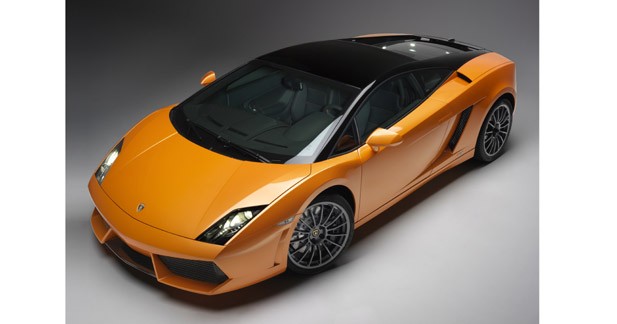 Une Lamborghini bicolore au salon du Qatar