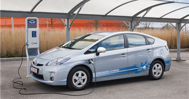 Les automobilistes plus tentés par l'hybride que par l'électrique