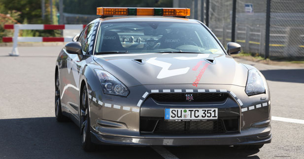 La Nissan GT-R joue les pompiers de service sur le Nürburgring !