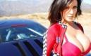 Denise Milani tient à sa Ford GT