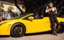 Madison Murray pose devant la Lamborghini de Justin Bieber