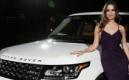 Une James Bond girl illumine un Range Rover