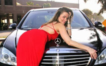 Alicia Arden pose pour Mercedes