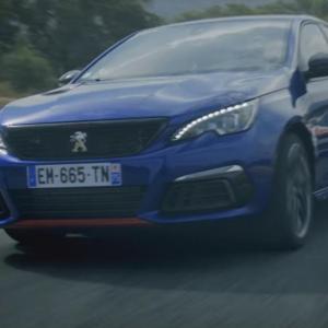 La Peugeot 308 GTi restylée et la 308 Racing Cup s'amusent sur le circuit Ascari