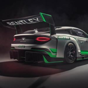Nouvelle Bentley Continental GT3 : mannequin grande taille