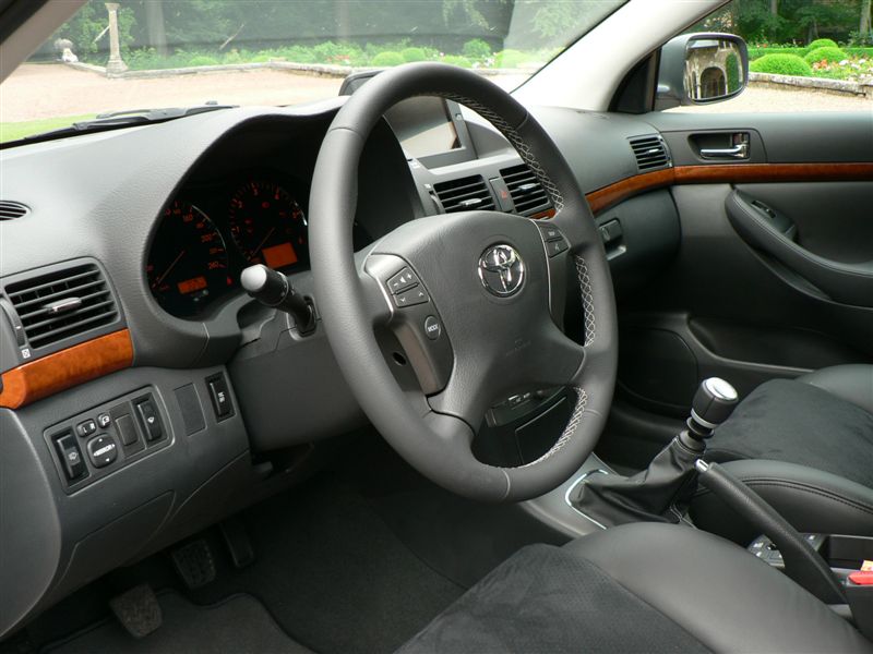  - Comparatif Toyota Prius Avensis