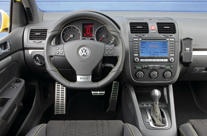  - Volkswagen Golf GTI Pirelli