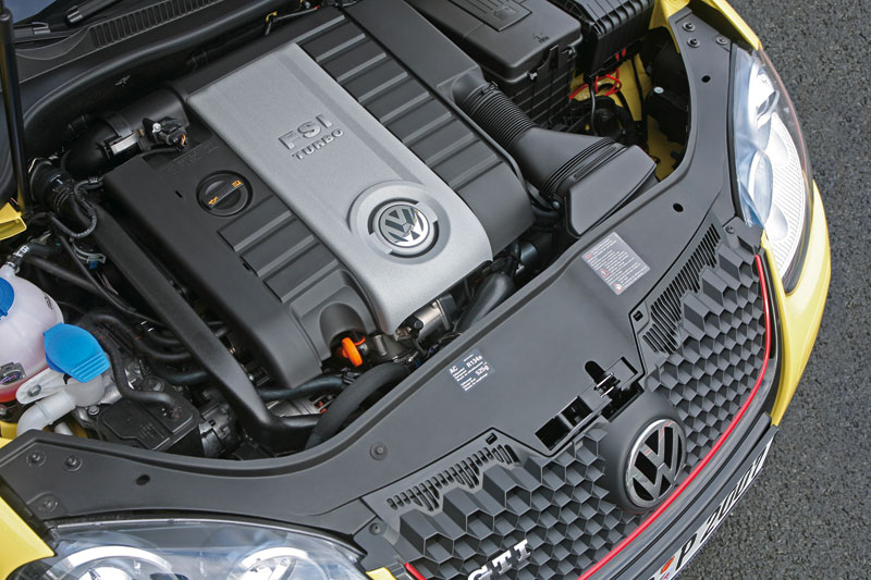  - Volkswagen Golf GTI Pirelli