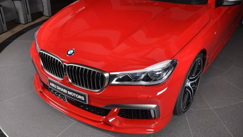 Une BMW M760Li voit totalement rouge à Abu Dhabi