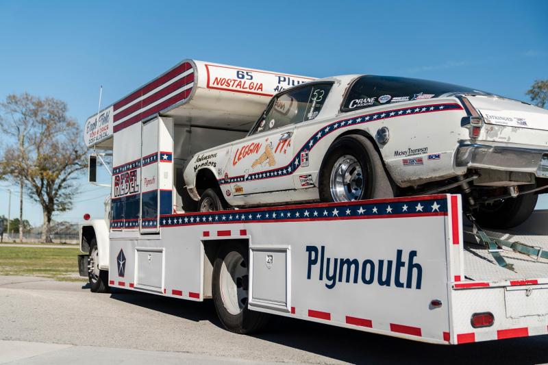  - Plymouth Barracuda “Leggin ’it” et Dodge C-500 | L’ensemble patriotique en photos