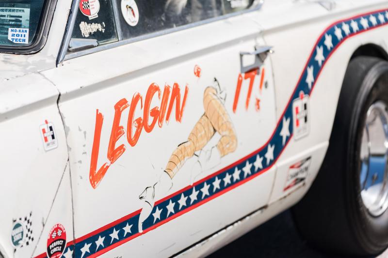 - Plymouth Barracuda “Leggin ’it” et Dodge C-500 | L’ensemble patriotique en photos