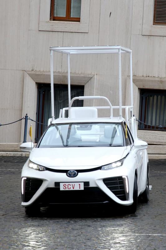  - La Toyota Mirai devient la voiture officielle du pape Français | les photos officielles de la papamobile hydrogène