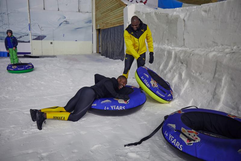  - La Mini Cooper sur la glace avec l'équipe jamaïcaine de bobsleigh | les photos
