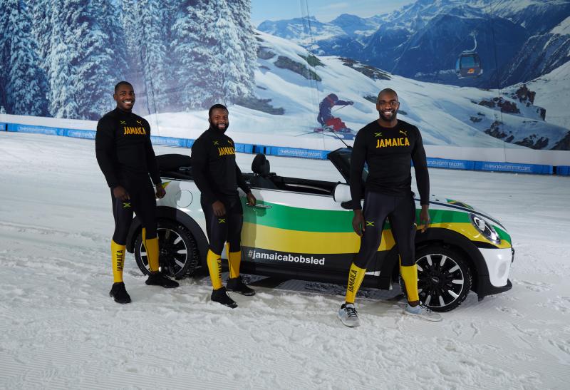  - La Mini Cooper sur la glace avec l'équipe jamaïcaine de bobsleigh | les photos