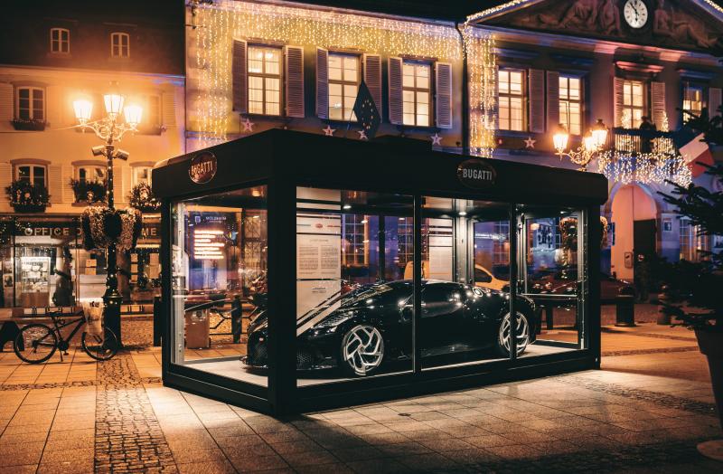 La Voiture Noire de Bugatti exposée dans le centre-ville de Molsheim | les photos