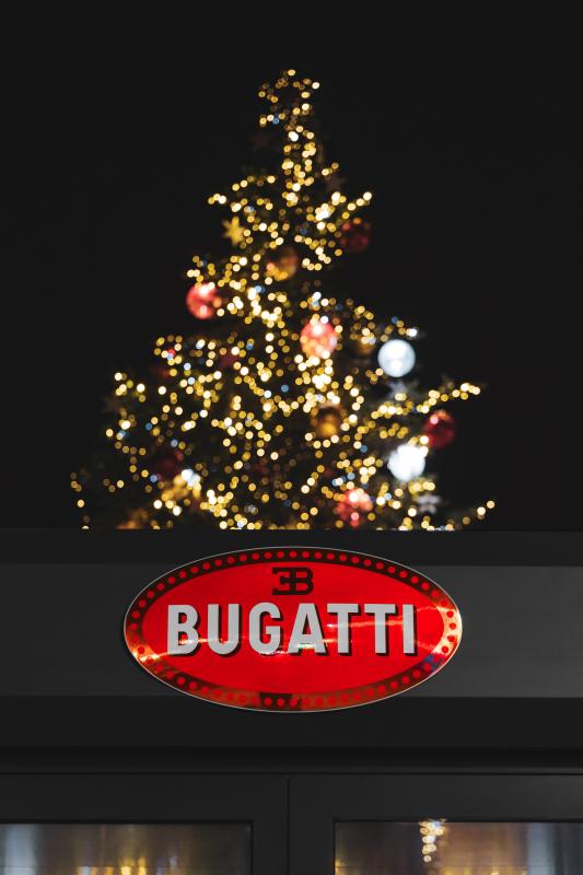 La Voiture Noire de Bugatti exposée dans le centre-ville de Molsheim | les photos