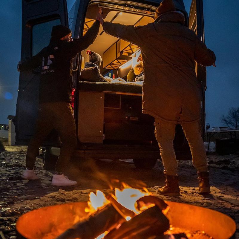  - Loef Camper | les photos du van high-tech équipé d’un barbecue