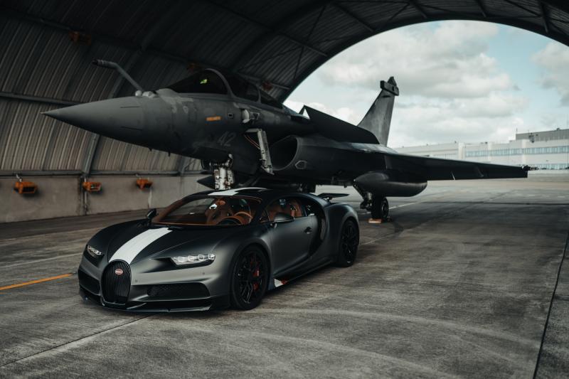 La Bugatti Chiron défie un avion de chasse Rafale | les photos du duel