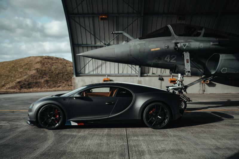 La Bugatti Chiron défie un avion de chasse Rafale | les photos du duel