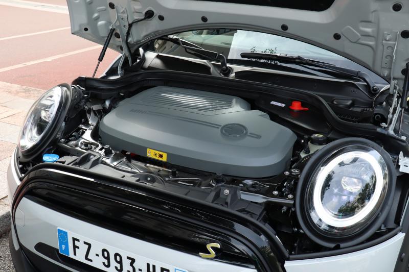 L'électrique au quotidien | Fiat 500e vs Mini Cooper SE restylée