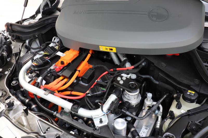 L'électrique au quotidien | Mazda MX-30 vs Mini Cooper SE restylée