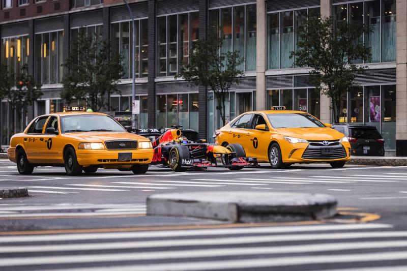  - La Red Bull RB7 de 2011 en démo dans les rues de New-York