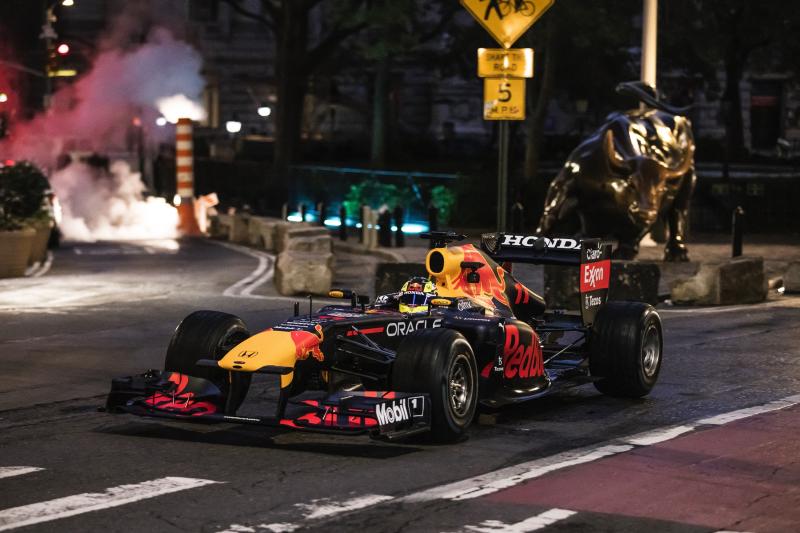 La Red Bull RB7 de 2011 en démo dans les rues de New-York
