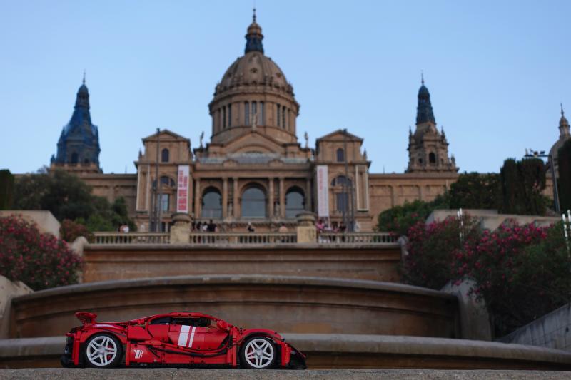GTA Spano by BuWizz | Les photos de la voiture ultra-rapide en Lego