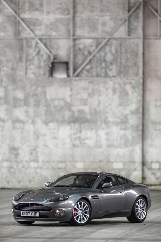 Aston Martin V12 Vanquish | Les photos de l’élégante GT