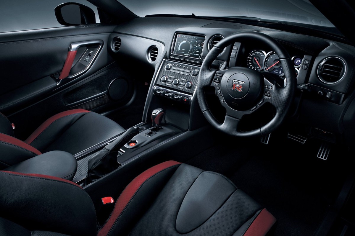 - Nissan GT-R 2011