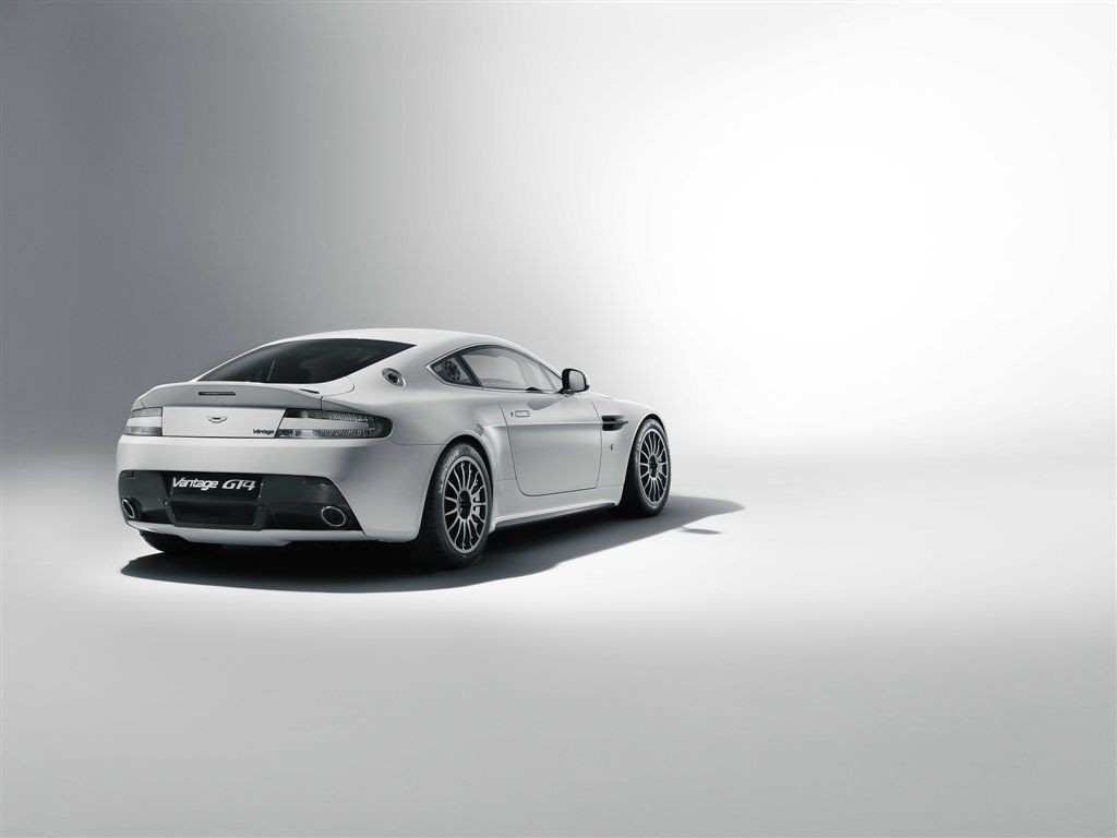  - Aston Martin V8 Vantage GT4