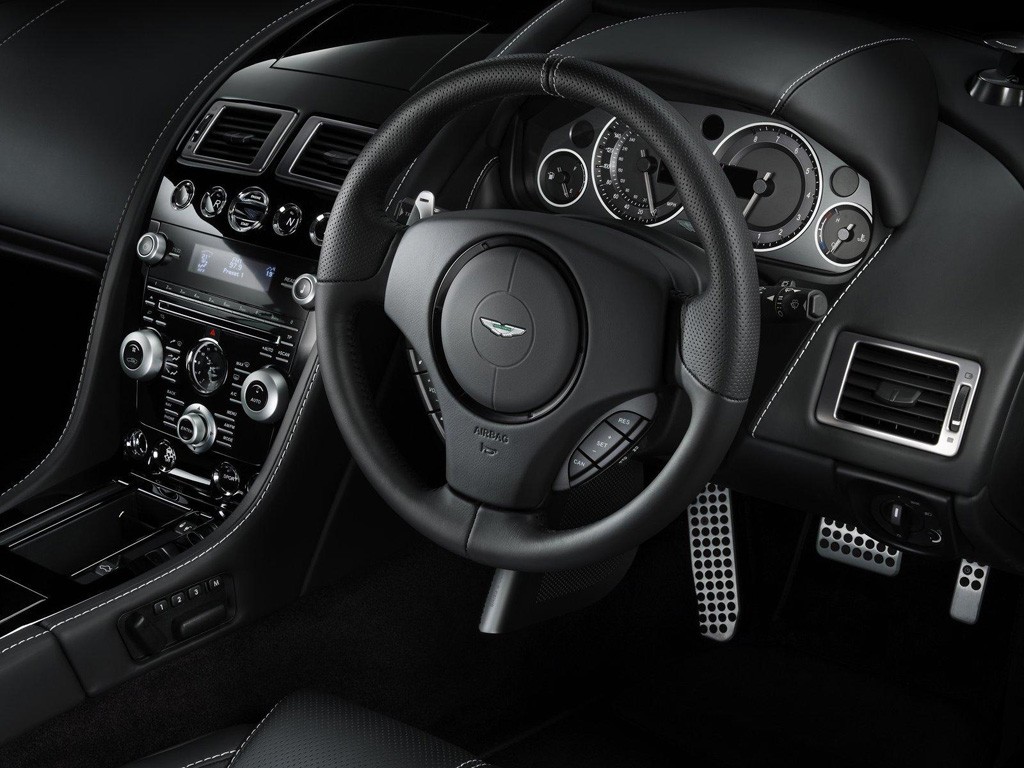  - Aston Martin DB9 Carbon Black et Morning Frost
