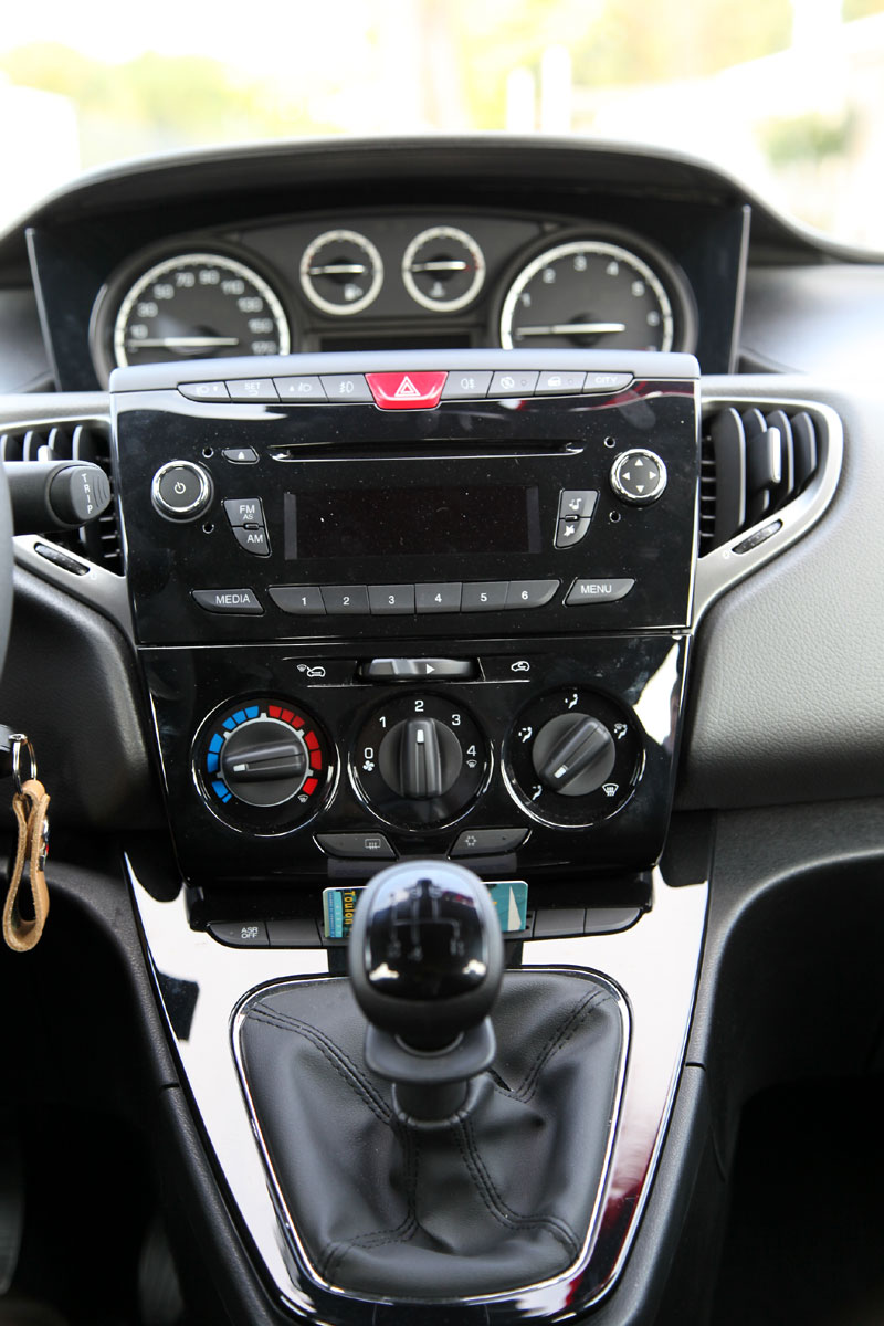  - Lancia Ypsilon 2011 1.2 69 ch