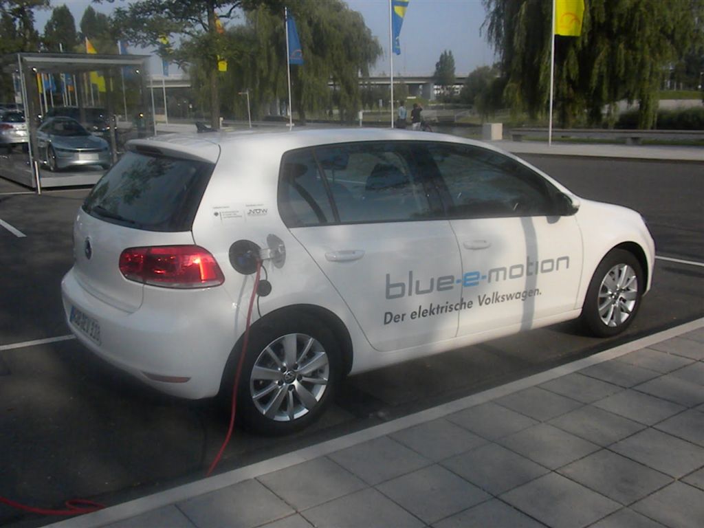  - Volkswagen Golf Blue e-Motion