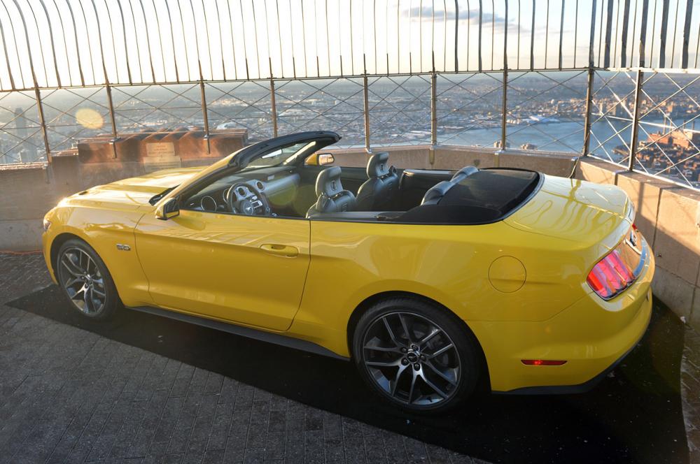  - La Ford Mustang en haut de l'Empire State Building