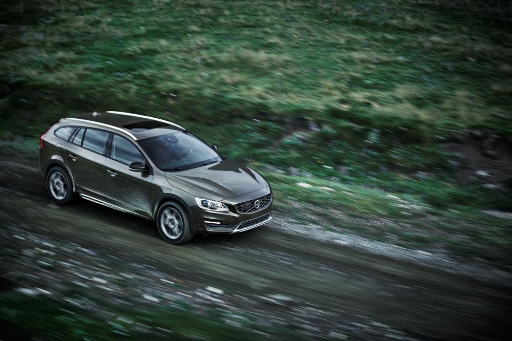  - Volvo V60 Cross Country 2015 (officiel)